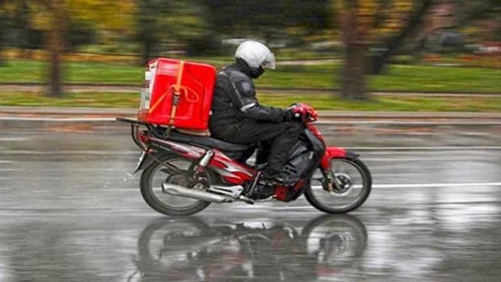 Έστηναν ενέδρα σε ντελιβεράδες: Παράγγελναν φαγητό και τους λήστευαν