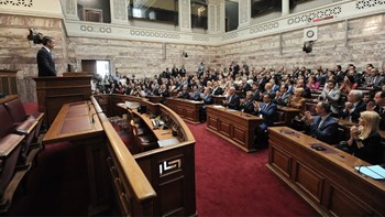Το… έριξαν έξω μετά την ψήφιση του Προϋπολογισμού: «Γαλάζια» μάζωξη σε cafe restaurant στο Σύνταγμα