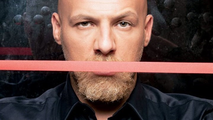 O Νίκος Μουτσινάς ποζάρει στο καινούργιο του σπίτι – ΦΩΤΟ