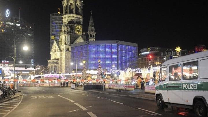 Ο εφιάλτης αναβίωσε στο Βερολίνο: Ύποπτο αντικείμενο στη χριστουγεννιάτικη αγορά