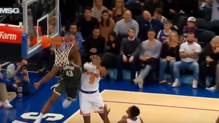 Φοβερό κάρφωμα από τον Θανάση Αντετοκούνμπο – Η αποθέωση από τον Γιάννη – ΒΙΝΤΕΟ