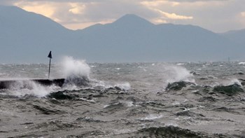 Κακοκαιρία: Πού θα “χτυπήσει” τις επόμενες ώρες – Στα έξι μέτρα θα φτάσουν τα κύματα – ΦΩΤΟ