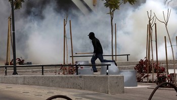 Εικόνες από τις συγκρούσεις ΜΑΤ και αντιεξουσιαστών στο Μαρούσι – ΦΩΤΟ – ΒΙΝΤΕΟ