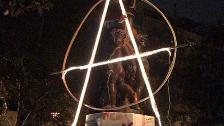 Εξάρχεια: Αντιεξουσιαστές στόλισαν με ένα φωτεινό “Α” την πλατεία – ΦΩΤΟ