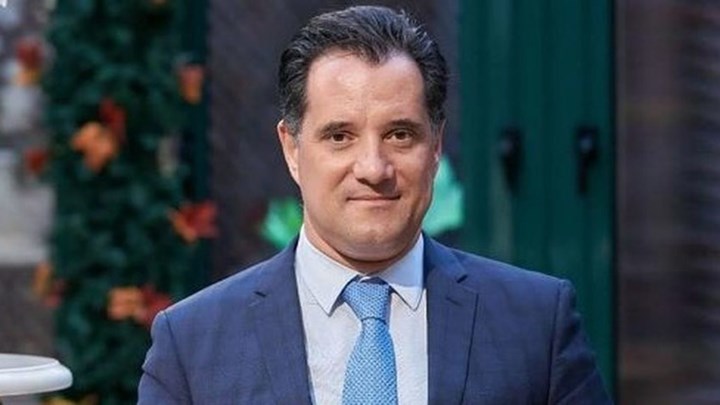 Ο γιος του Άδωνι Γεωργιάδη τραγουδάει τα κάλαντα στα… αρχαία ελληνικά – ΒΙΝΤΕΟ