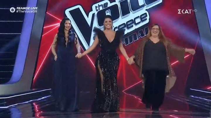 The Voice: Το αβυσσαλέο ντεκολτέ της Έλενας Παπαρίζου – ΒΙΝΤΕΟ