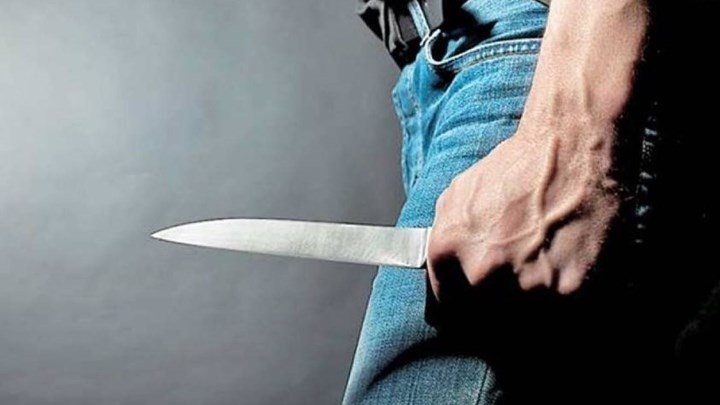 Αίγιο: Τον μαχαίρωσε και τον πήγε στο νοσοκομείο