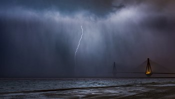 Εντυπωσιακό θέαμα: Κεραυνός χτυπά τη Γέφυρα Ρίου-Αντιρρίου – ΦΩΤΟ
