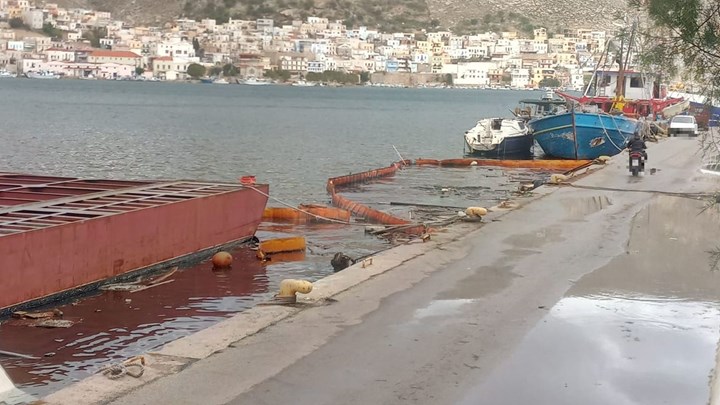 Κάλυμνος: Βυθίστηκε φορτηγό πλοίο στο λιμάνι – ΒΙΝΤΕΟ