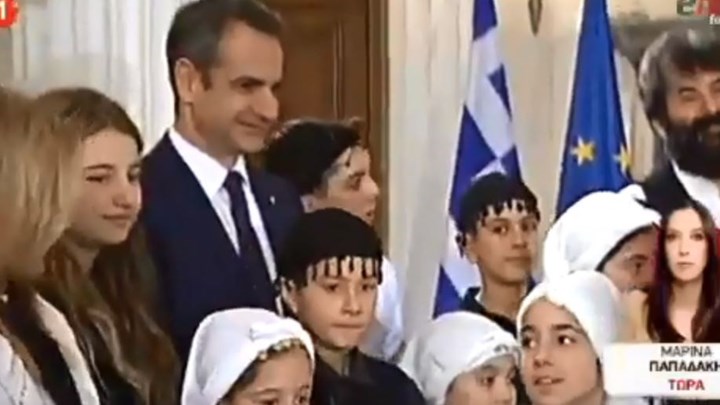 Κάλαντα και μαντινάδες άκουσε ο Μητσοτάκης – Ο μικρός Στράτος που έκλεψε την παράσταση – ΒΙΝΤΕΟ