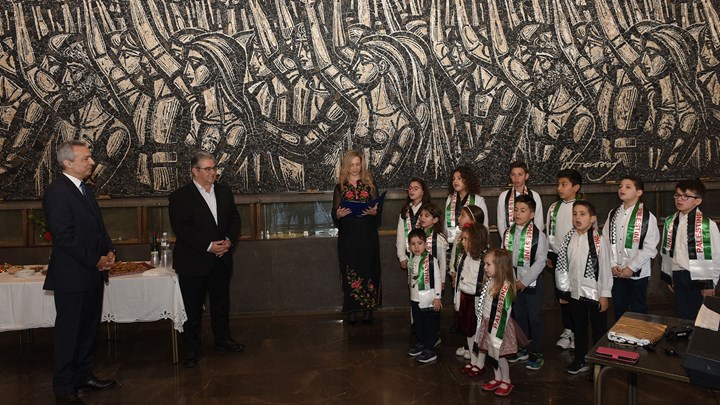 Κάλαντα στον Δημήτρη Κουτσούμπα από παιδιά της Παλαιστινιακής Παροικίας – ΒΙΝΤΕΟ