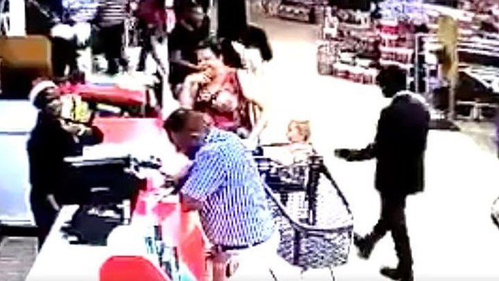 Σοκ: Απόπειρα απαγωγής σε σούπερ μάρκετ – Της άρπαξαν το παιδί από το καρότσι – ΒΙΝΤΕΟ