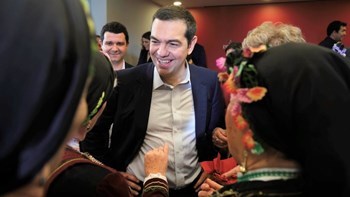 Ο Αλέξης Τσίπρας κέρασε μελομακάρονα – ΦΩΤΟ