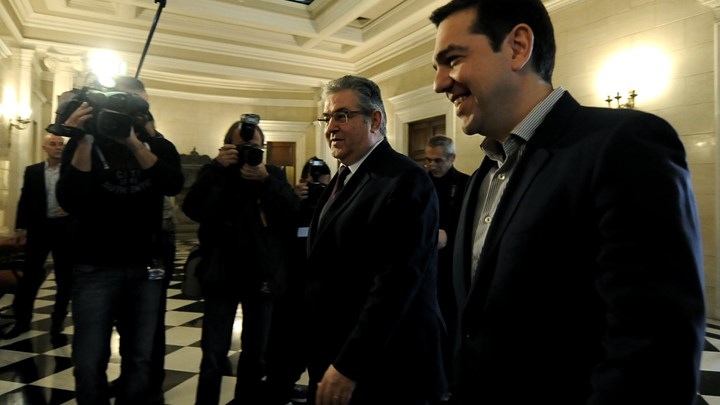 Το χριστουγεννιάτικο δώρο που «ενώνει» Τσίπρα και Κουτσούμπα