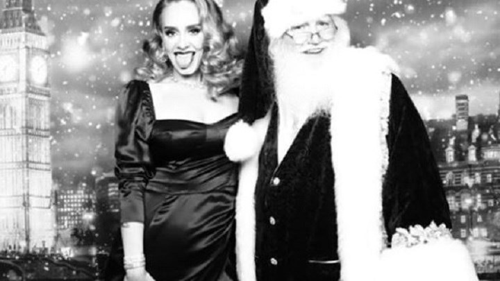 Αγνώριστη η Αντέλ – Ποζάρει με τον Άη Βασίλη – ΦΩΤΟ