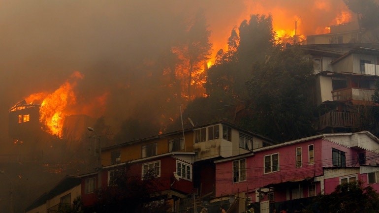 Χιλή: Πυρκαγιά κατέστρεψε τουλάχιστον 50 σπίτια σε συνοικία της πόλης Βαλπαραΐσο