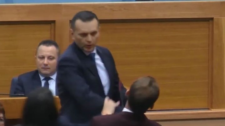 Αρένα η βουλή της Βοσνίας – Υπουργός χαστούκισε βουλευτή – ΒΙΝΤΕΟ