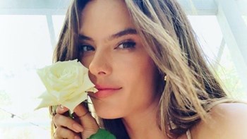 Το παθιασμένο φιλί της Αλεσάντρα Αμπρόσιο με τον σύντροφό της – ΦΩΤΟ