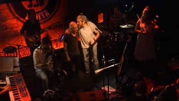 Μαζί στη σκηνή Θηβαίος και Χαρούλης – Τραγουδούν Θάνο Μικρούτσικο – ΒΙΝΤΕΟ