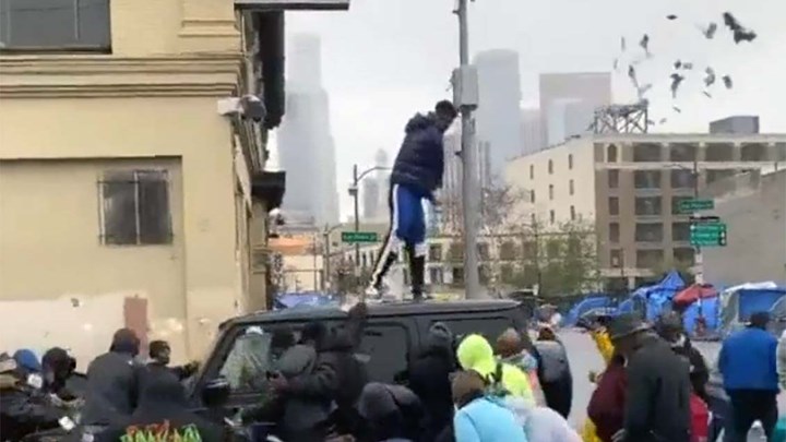 Σάλος με ράπερ που πέταξε χρήματα στους άστεγους του Λος Άντζελες – ΒΙΝΤΕΟ