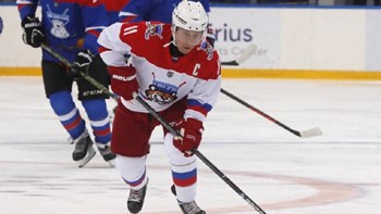 Το έριξε στα σπορ ο Πούτιν: Έπαιξε χόκεϊ στην Κόκκινη Πλατεία – ΒΙΝΤΕΟ