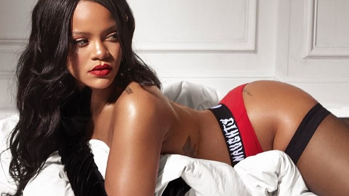 Ριάνα: Βάζει.. φωτιά στα Χριστούγεννα με τόπλες φωτογραφία