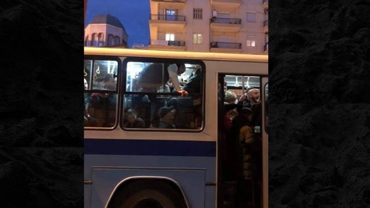 Θεσσαλονίκη: Επιβάτες… “ίπτανται” για να μετακινηθούν σε ασφυκτικά γεμάτο λεωφορείο – ΦΩΤΟ