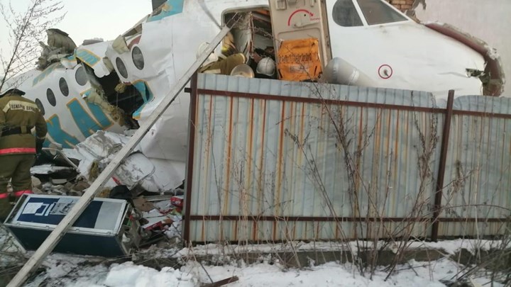 Οι πρώτες εικόνες από το σημείο της συντριβής του αεροσκάφους στο Καζακστάν – ΒΙΝΤΕΟ – ΦΩΤΟ