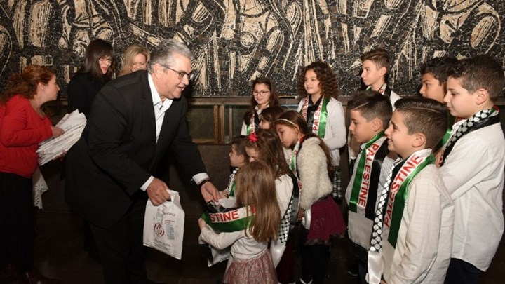 Τα πρωτότυπα κάλαντα στον Κουτσούμπα και το δώρο που έλαβε