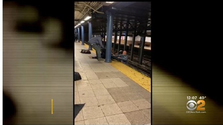 Νέα Υόρκη: Επιβάτες του μετρό έσωσαν άνδρα που έπεσε στις ράγες – ΒΙΝΤΕΟ