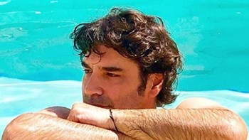 Παπακαλιάτης: Οι χριστουγεννιάτικες ευχές παρέα με την αγαπημένη του αγκαλιά