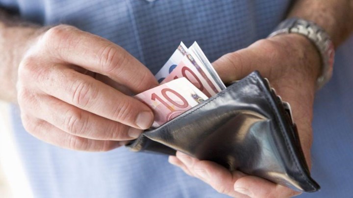 “Βαθιά” το χέρι στην τσέπη για τους φορολογούμενους: Τι πρέπει να πληρώσουν έως την Πρωτοχρονιά