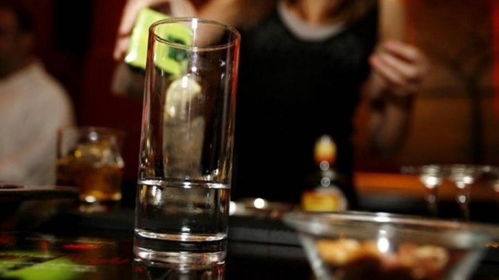 Μπαρ βάζουν χριστουγεννιάτικο “χαράτσι” στα ποτά