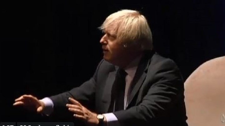 Μπόρις Τζόνσον από τα παλιά – Απαγγέλλει Ιλιάδα και “ρίχνει” ξανά το ίντερνετ – ΒΙΝΤΕΟ