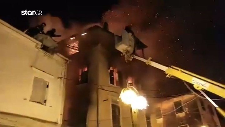 Κέρκυρα: Συγκλονίζει η μάνα που έπεσε με το παιδί της από το μπαλκόνι του φλεγόμενου σπιτιού τους – ΒΙΝΤΕΟ