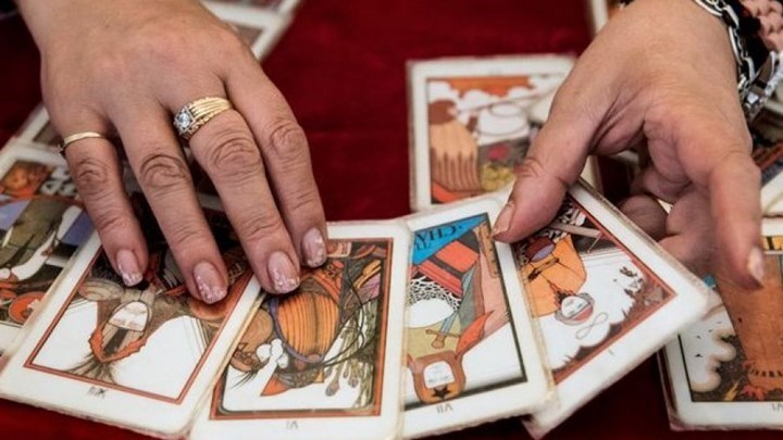 Ρόδος: Τα… μάγια του κόστισαν ακριβά – Πώς χαρτορίχτρα εξαπάτησε ερωτοχτυπημένο