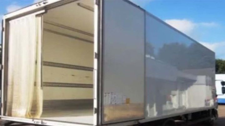 Λάρισα: Αυτό είναι το φορτηγό-ψυγείο όπου βρέθηκαν κλειδωμένοι οι πρόσφυγες – ΦΩΤΟ