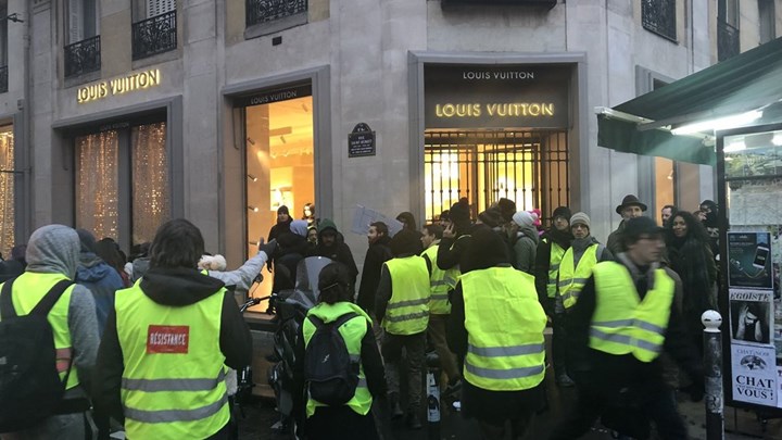 Κίτρινα Γιλέκα: Κινητοποίηση στο Παρίσι μέσα στις γιορτές