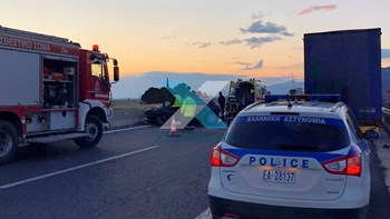 Τραγωδία στην Κομοτηνή: Αυτοκίνητο συγκρούστηκε με νταλίκα – Δύο νεκροί – ΦΩΤΟ