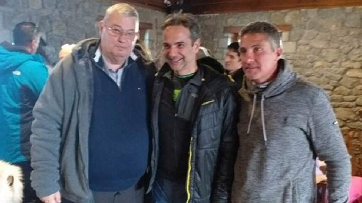 Ο Μητσοτάκης στο Μέτσοβο: Πεζοπορία και πολιτική συζήτηση – ΦΩΤΟ