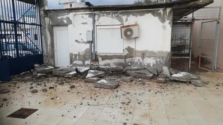 Κατέρρευσε κεντρική είσοδος δημοτικού σταδίου στην Κρήτη – Σοκάρουν οι εικόνες
