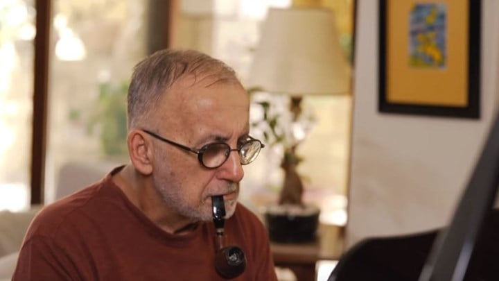 Θάνος Μικρούτσικος: Με αυτό το βίντεο το ΚΚΕ αποχαιρετά τον σπουδαίο συνθέτη