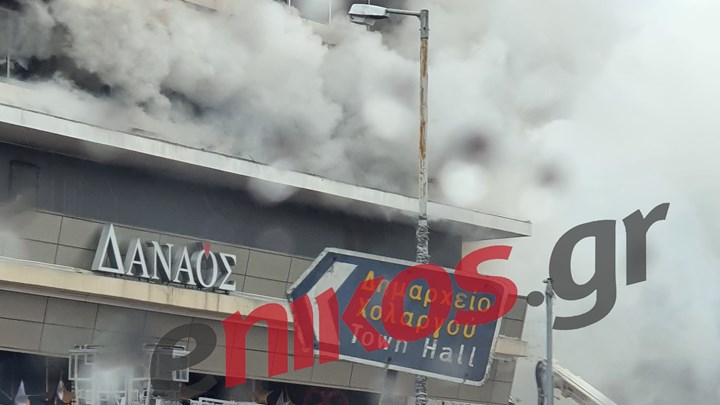 Φωτιά στη Μεσογείων: Αποπνικτική η ατμόσφαιρα από τους πυκνούς καπνούς – ΦΩΤΟ – ΒΙΝΤΕΟ αναγνώστη