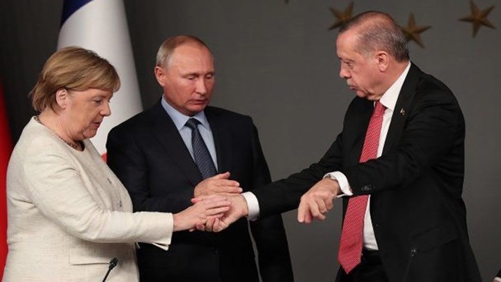 Διπλωματικός πυρετός για τη Λιβύη: Έκτακτη επικοινωνία Μέρκελ με Ερντογάν και Πούτιν