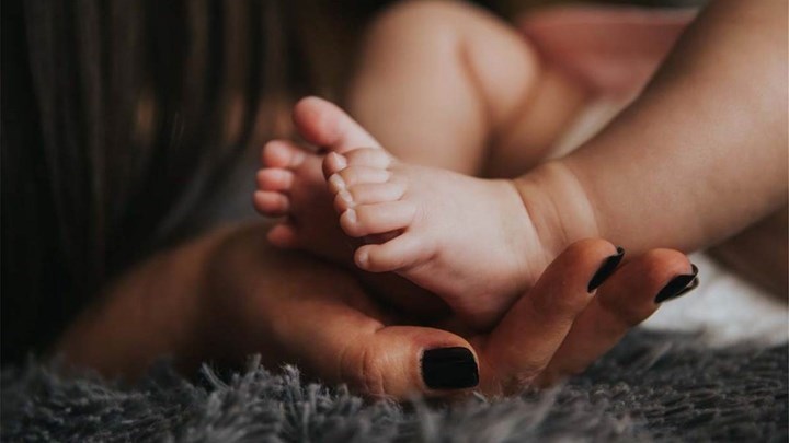 Επίδομα γέννας: Θα καταβληθεί σε δύο δόσεις