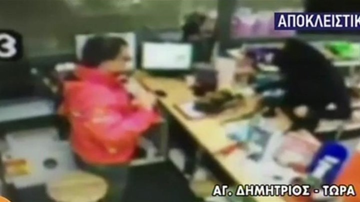 Άγιος Δημήτριος: Ένοπλος έκανε ληστεία σε βενζινάζικο και… ζήτησε συγγνώμη – ΒΙΝΤΕΟ