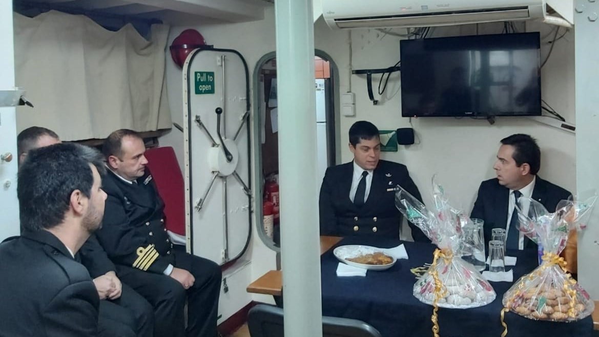 Χίος: Επίσκεψη Μηταράκη στο περιπολικό του Πολεμικού Ναυτικού “Τοξότης”