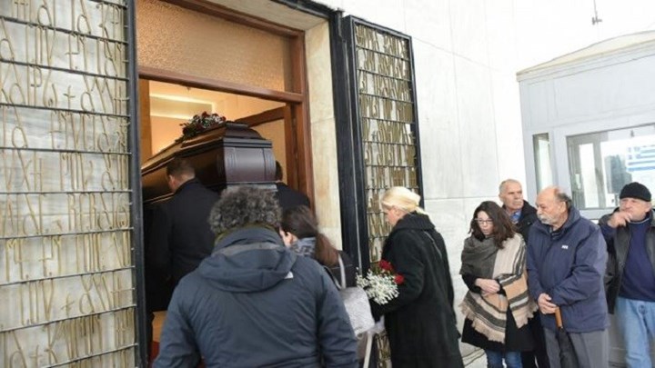 Θάνος Μικρούτσικος: Σε λαϊκό προσκύνημα η σορός του – Πλήθος κόσμου στο Α’ Νεκροταφείο – ΦΩΤΟ