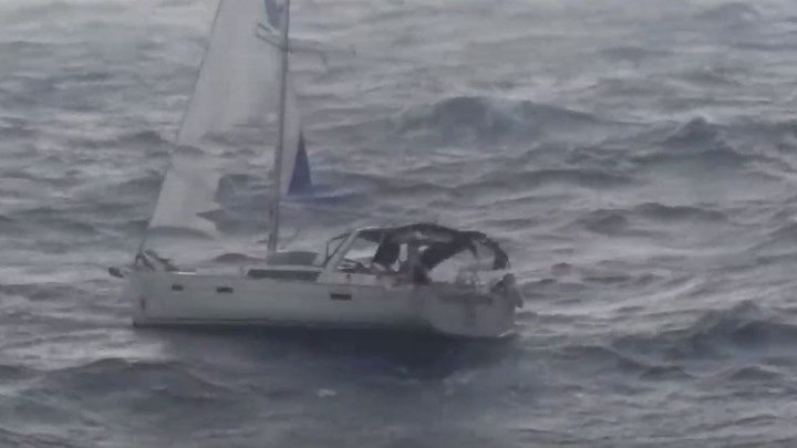 Σαρωνικός: Κόβει την ανάσα βίντεο από τη δραματική διάσωση των επιβατών του σκάφους