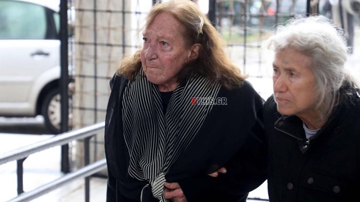 Κηδεία Θάνου Μικρούτσικου: Συντετριμμένη η πρώην σύζυγός του Ειρήνη Ιγγλέση
